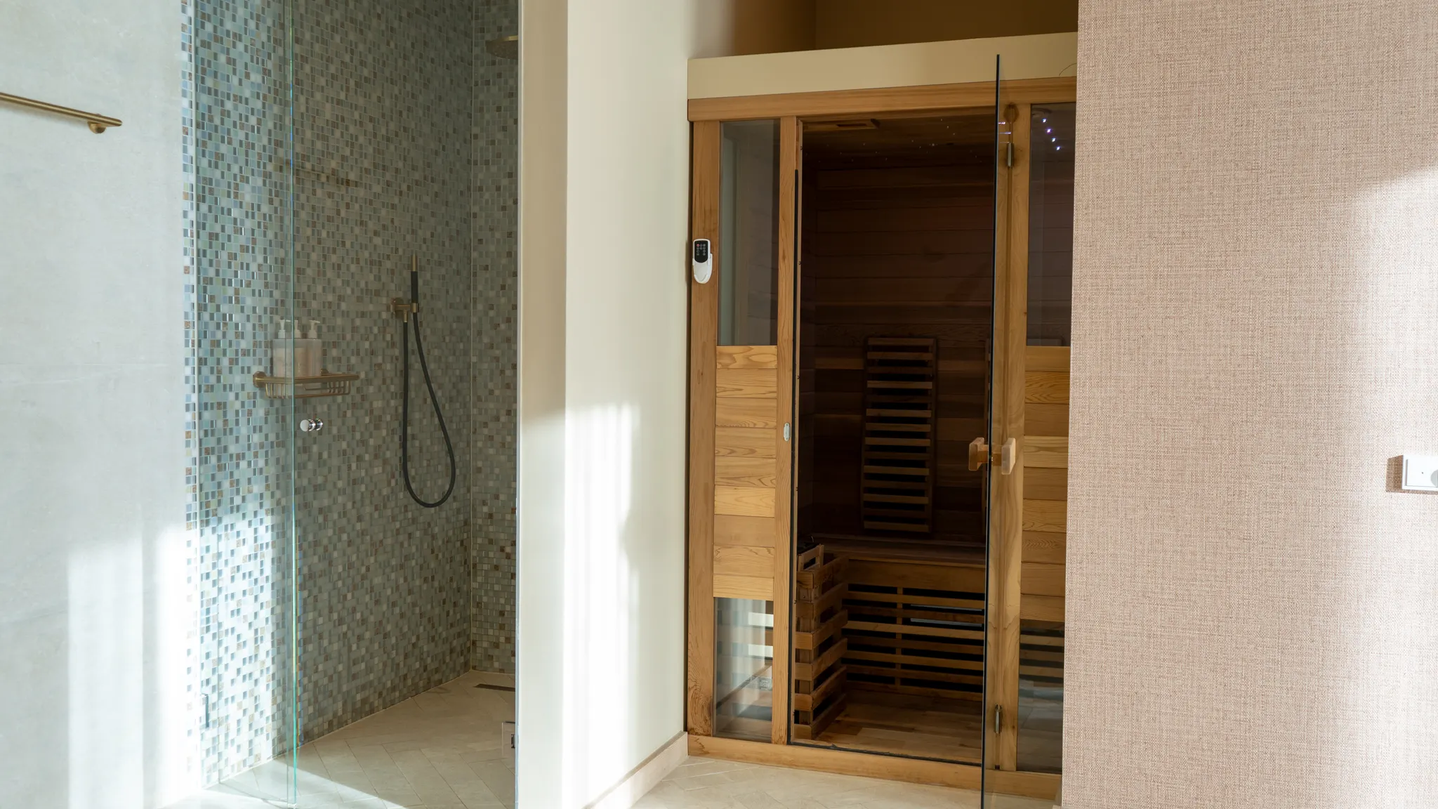 Salle de bains de bien-être de luxe avec douche à effet pluie et sauna privé à l'hôtel Van der Valk Gorinchem-A15