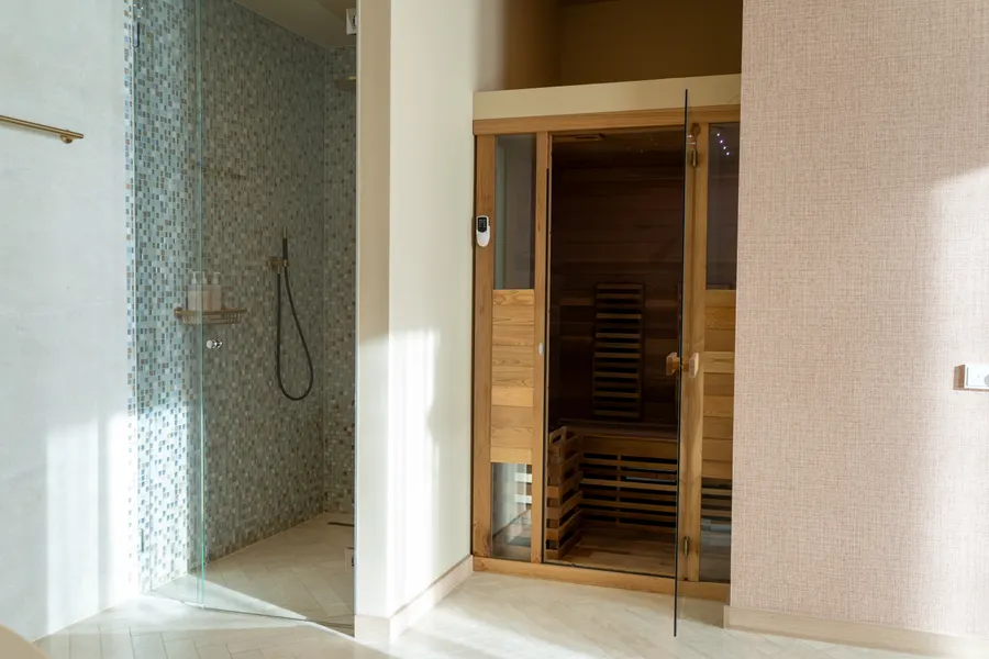 Luxe wellnessbadkamer met regendouche en privésauna bij Van der Valk Hotel Gorinchem-A15