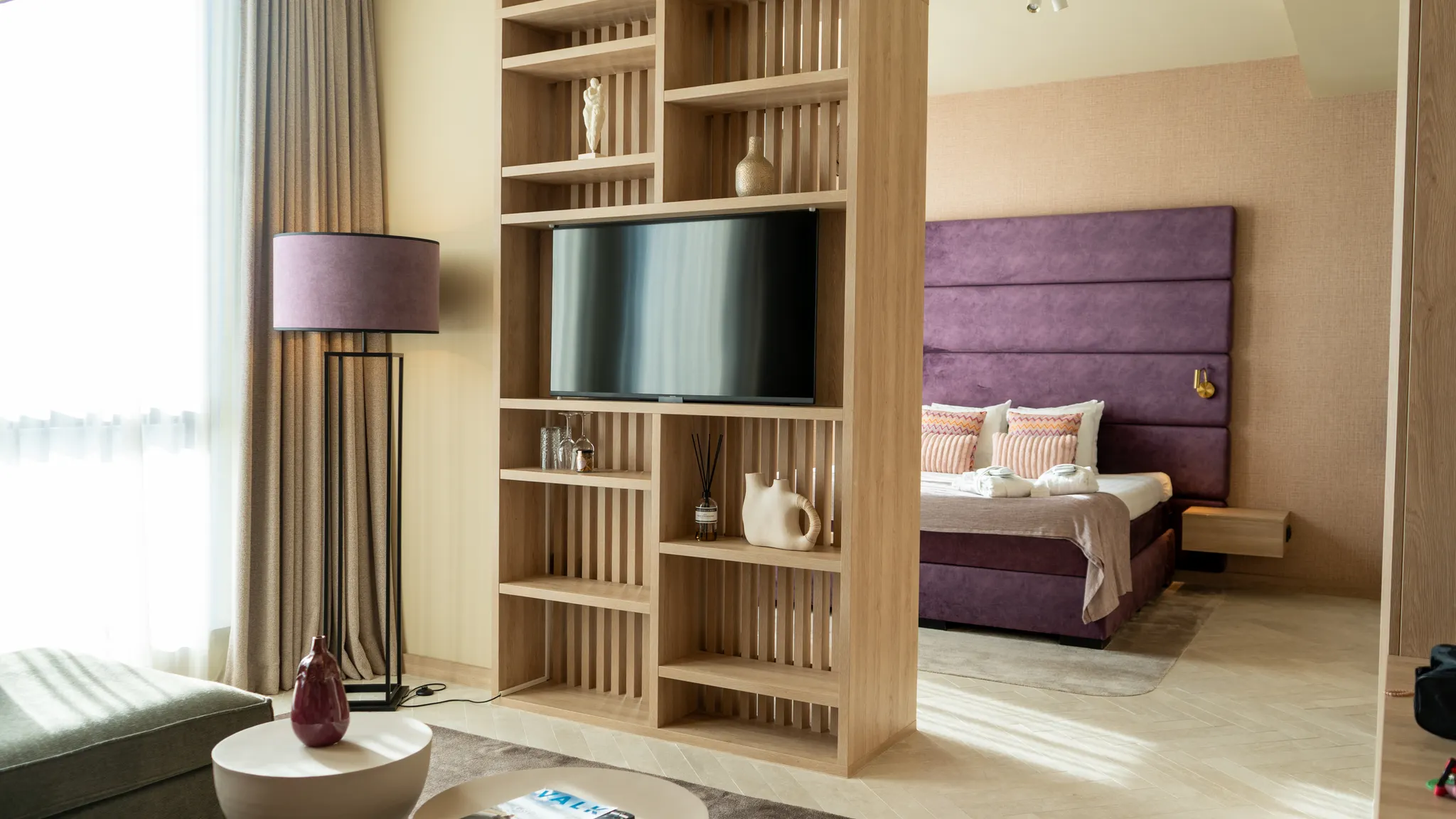Espace de vie et de couchage confortable dans la suite bien-être de l'hôtel Van der Valk à Gorinchem-A15