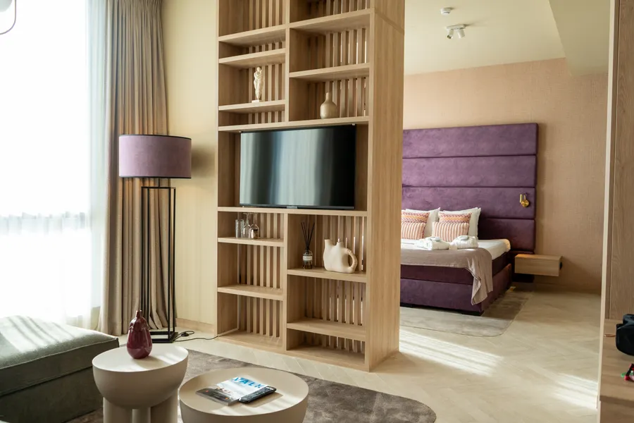 Comfortabele woon- en slaapruimte in de Wellness Suite van Van der Valk Hotel Gorinchem-A15