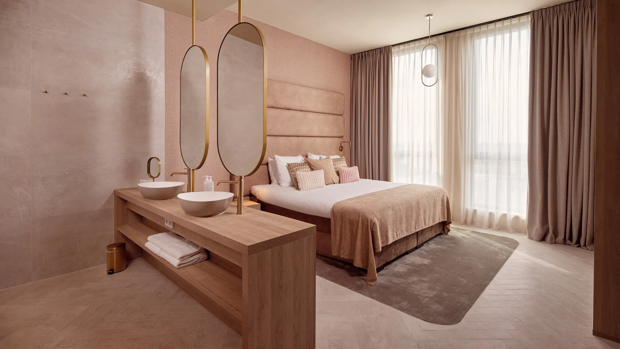 Suite bien-être spacieuse avec salle de bain ouverte et double vasque à l'hôtel Van der Valk Gorinchem-A15
