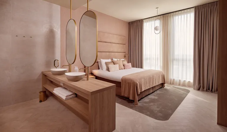 Suite bien-être spacieuse avec salle de bain ouverte et double vasque à l'hôtel Van der Valk Gorinchem-A15