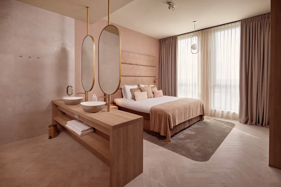 Ruime Wellness Suite met open badkamer en dubbele wastafel bij Van der Valk Hotel Gorinchem-A15