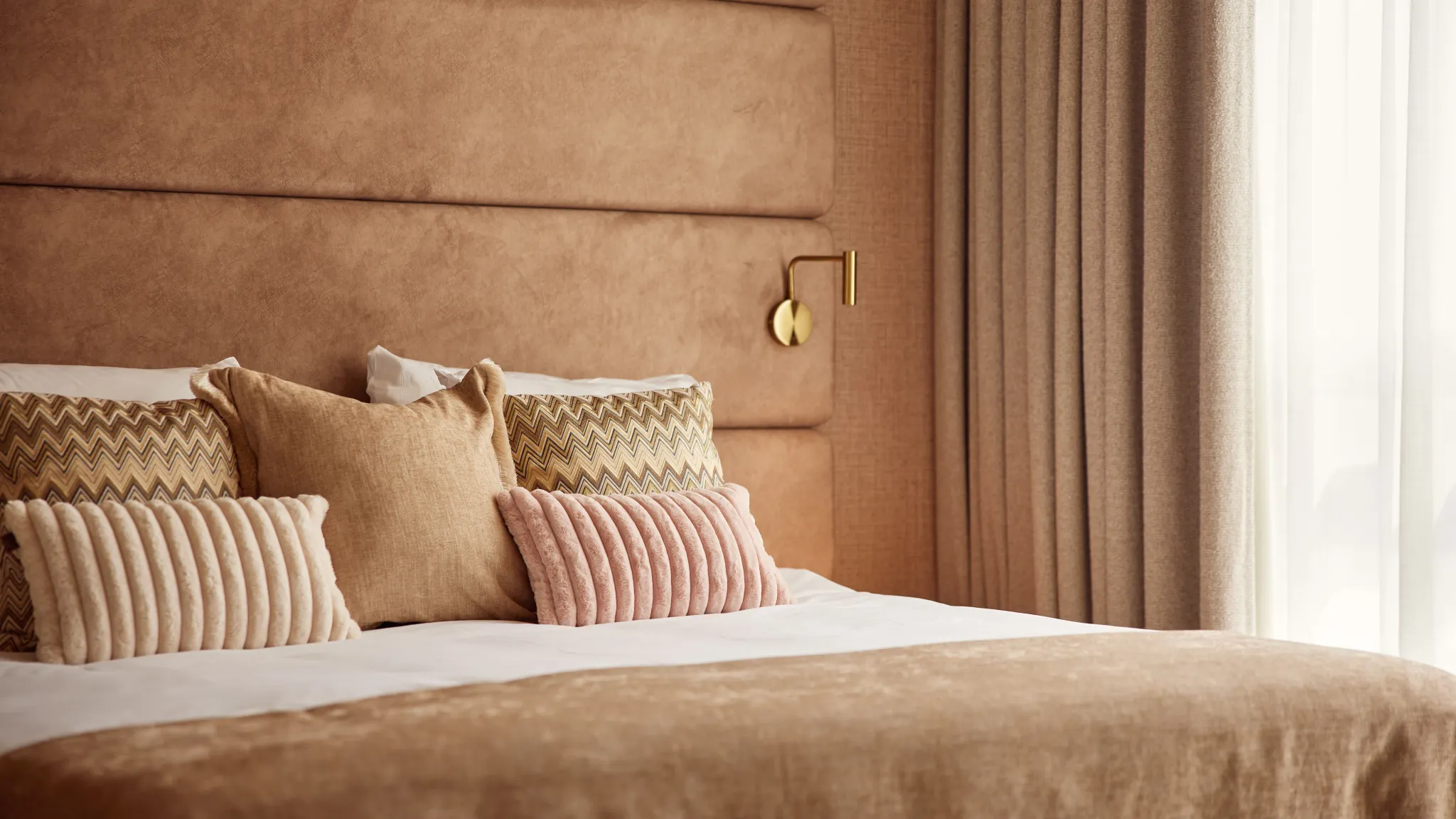 Lit double de luxe dans la Wellness Suite Beige du Van der Valk Hotel Gorinchem-A15
