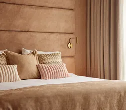 Lit double de luxe dans la Wellness Suite Beige du Van der Valk Hotel Gorinchem-A15