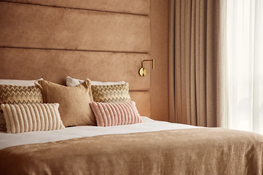 Luxe tweepersoonsbed in de Wellness Suite Beige van Van der Valk Hotel Gorinchem-A15