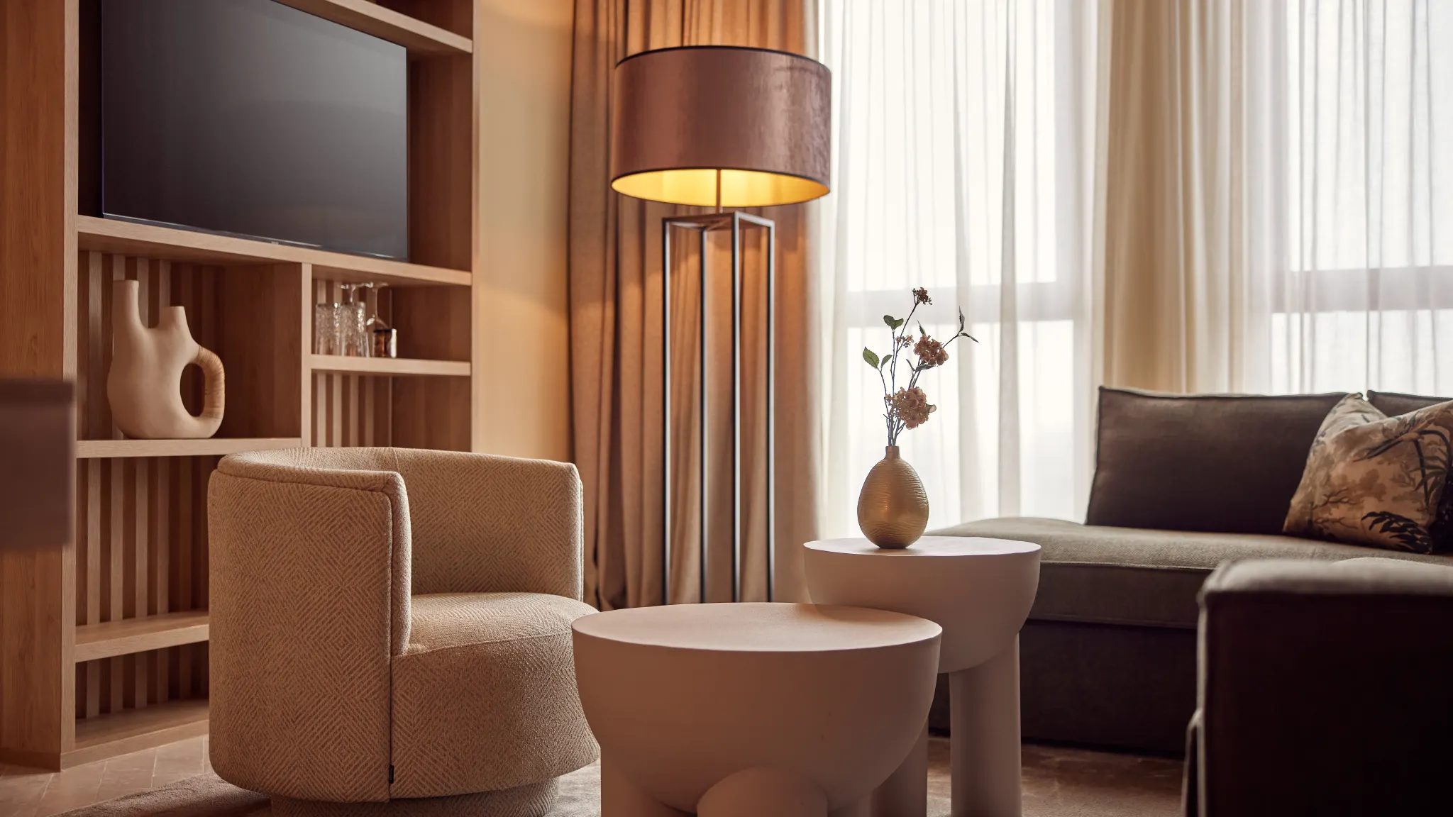 Espace détente avec télévision dans la suite bien-être de l'hôtel Van der Valk à Gorinchem-A15