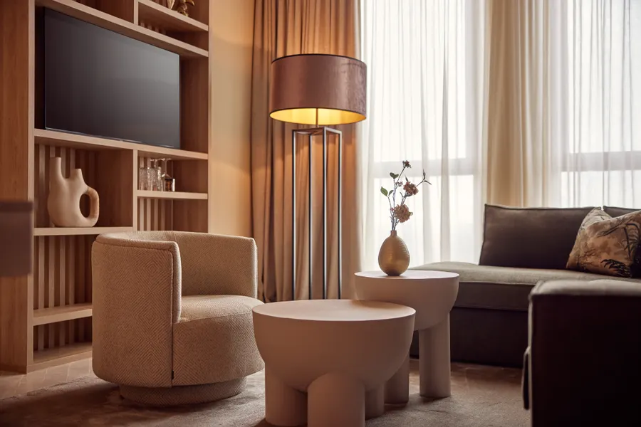 Ontspannende zitruimte met televisie in de Wellness Suite van Van der Valk Hotel Gorinchem-A15