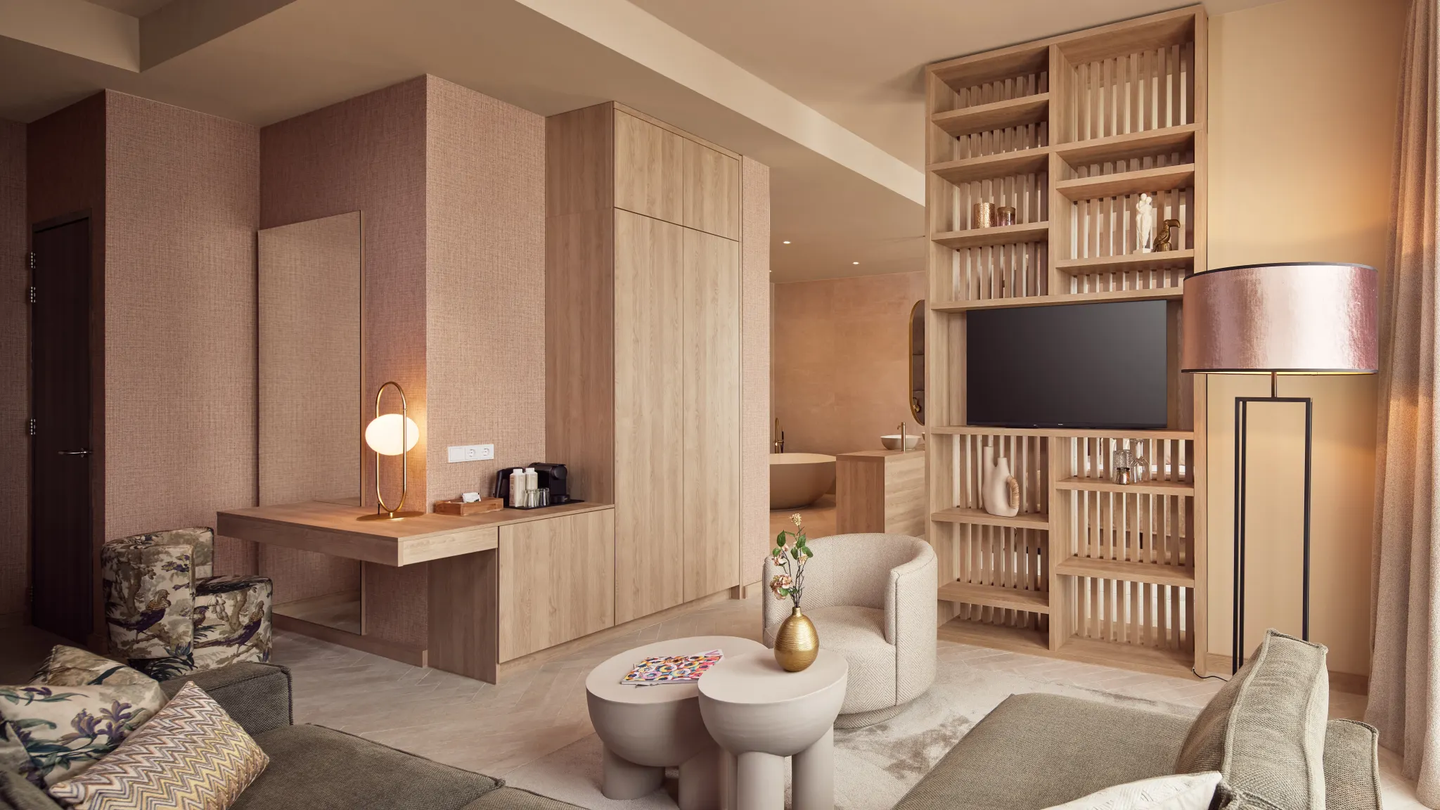 Espace détente confortable avec canapé d'angle et télévision dans la suite bien-être de l'hôtel Van der Valk à Gorinchem-A15