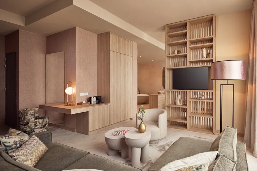 Comfortabele zithoek met hoekbank en televisie in de Wellness Suite van Van der Valk Hotel Gorinchem-A15