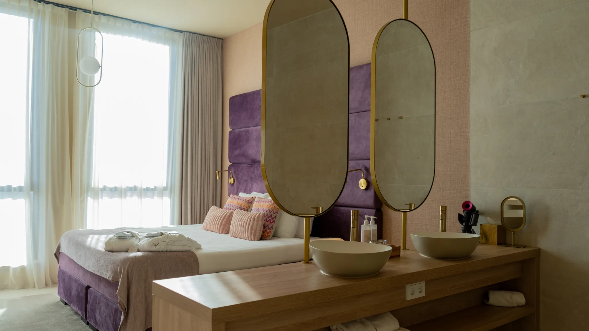 Suite élégante avec double lavabo et lit double au Van der Valk Hotel Gorinchem-A15