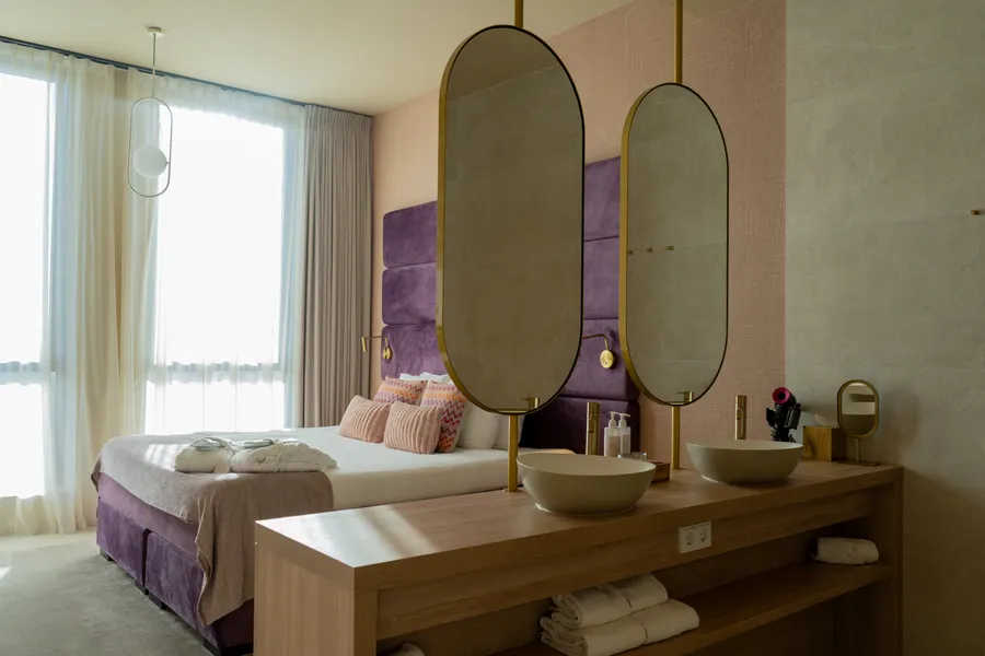 Stijlvolle suite met dubbele wastafel en tweepersoonsbed bij Van der Valk Hotel Gorinchem-A15