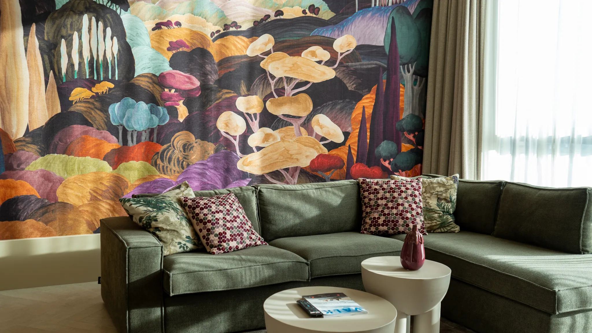 Coin salon confortable dans le séjour de la suite Purple Wellness de l'hôtel Van der Valk à Gorinchem-A15
