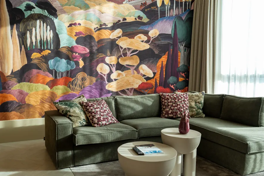 Comfortabele zithoek in de woonkamer van de Wellness Suite Paars bij Van der Valk Hotel Gorinchem-A15