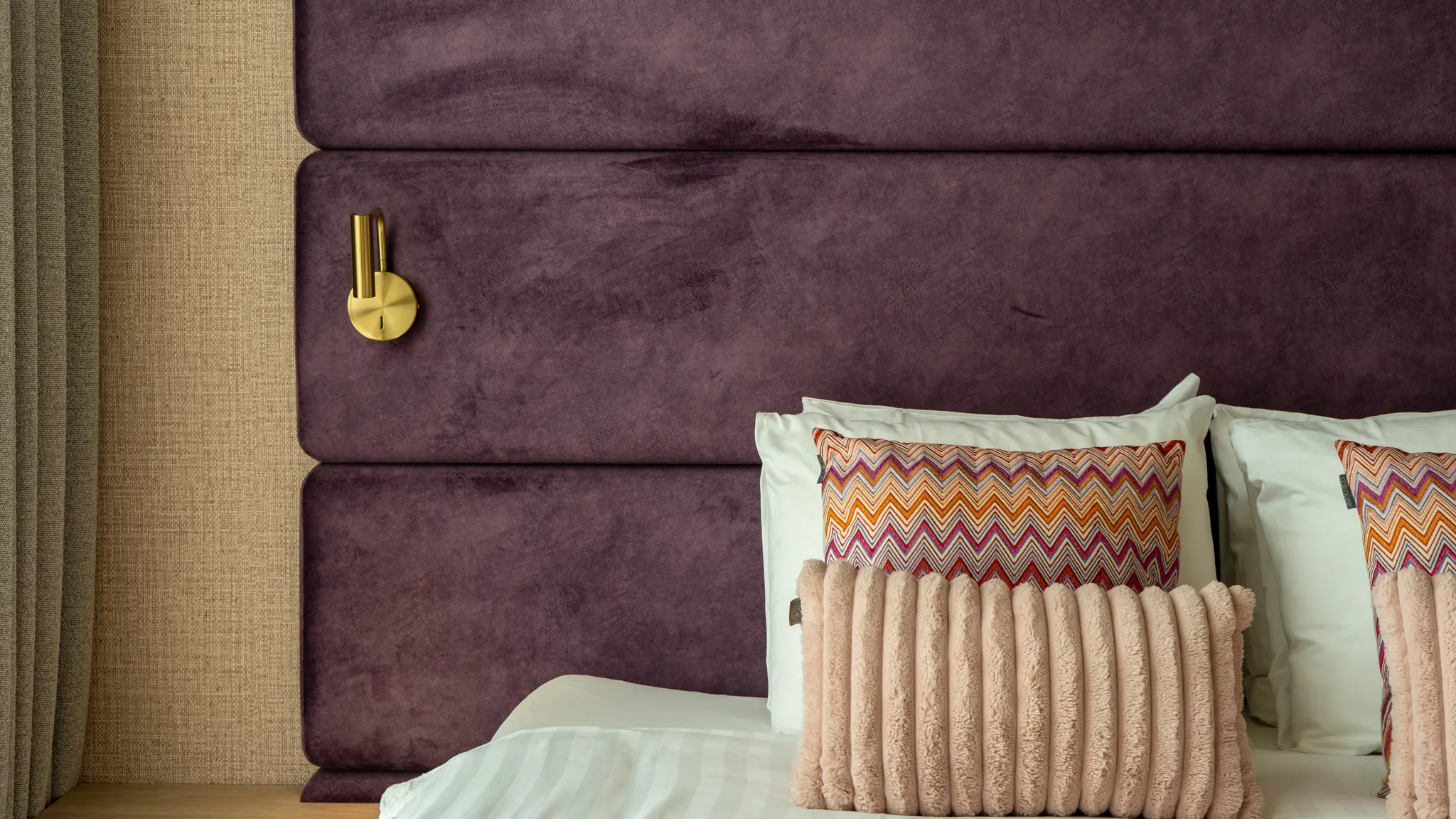 Coussins décoratifs colorés sur le lit de la suite Purple Wellness de l'hôtel Van der Valk à Gorinchem-A15