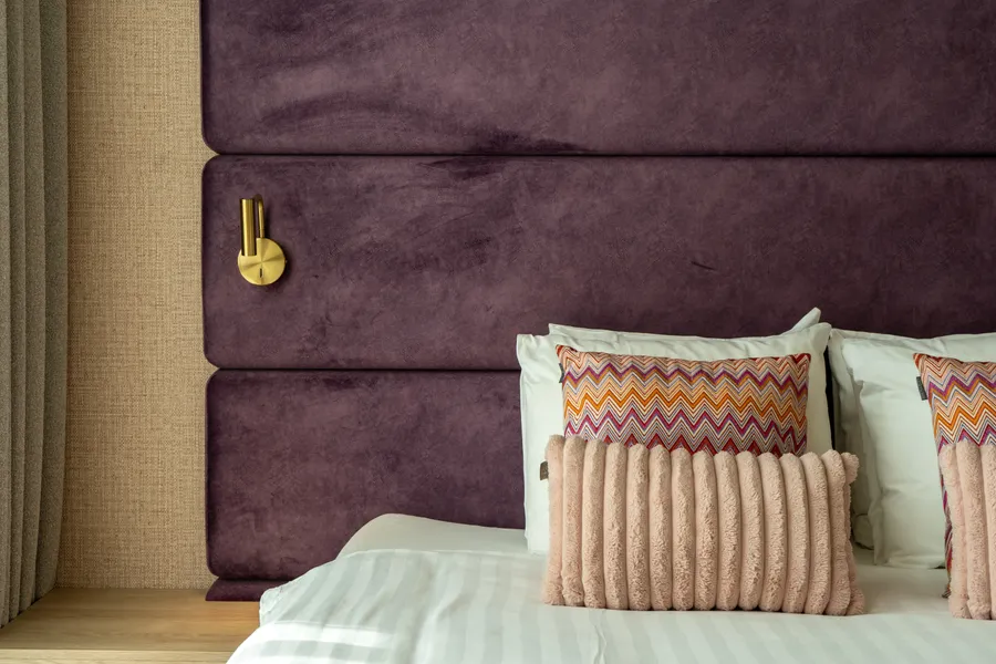 Decoratieve kleurrijke kussens op het bed in de Wellness Suite Paars van Van der Valk Hotel Gorinchem-A15