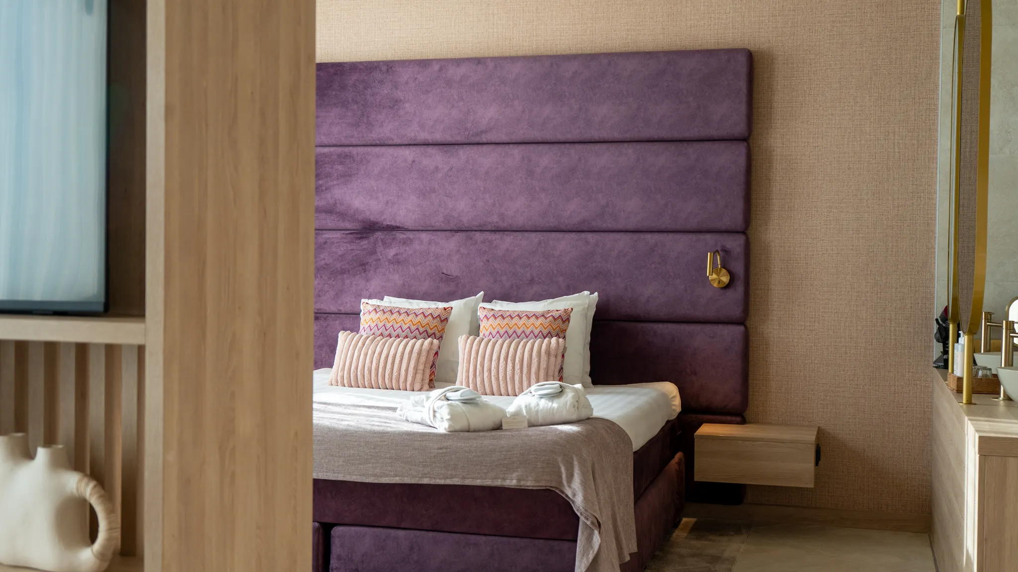 Lit double dans la Purple Wellness Suite de l'hôtel Van der Valk Gorinchem-A15