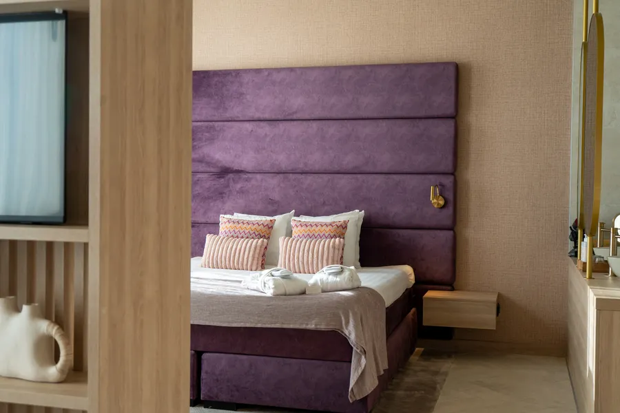 Tweepersoonsbed in de Wellness Suite Paars van Van der Valk Hotel Gorinchem-A15