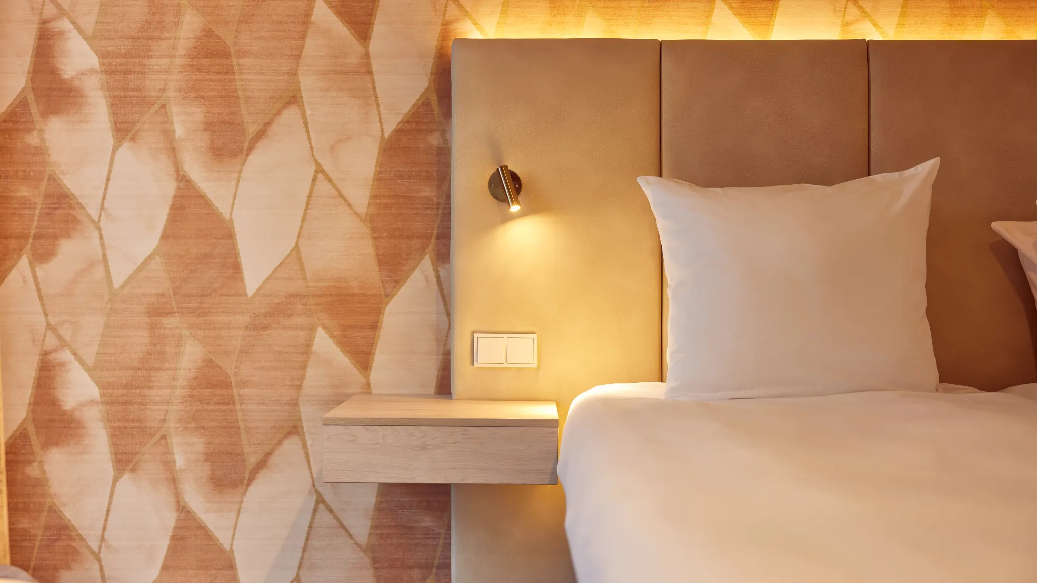Hoofdkussen met nachtlampje naast het bed in een deluxe kamer van Van der Valk Hotel Gorinchem-A15