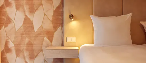 Hoofdkussen met nachtlampje naast het bed in een deluxe kamer van Van der Valk Hotel Gorinchem-A15