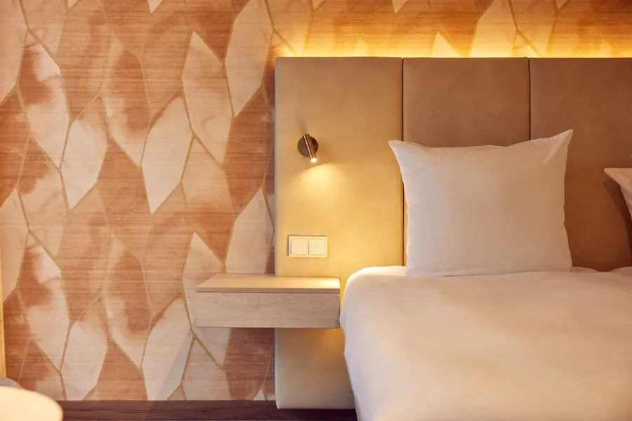 Hoofdkussen met nachtlampje naast het bed in een deluxe kamer van Van der Valk Hotel Gorinchem-A15