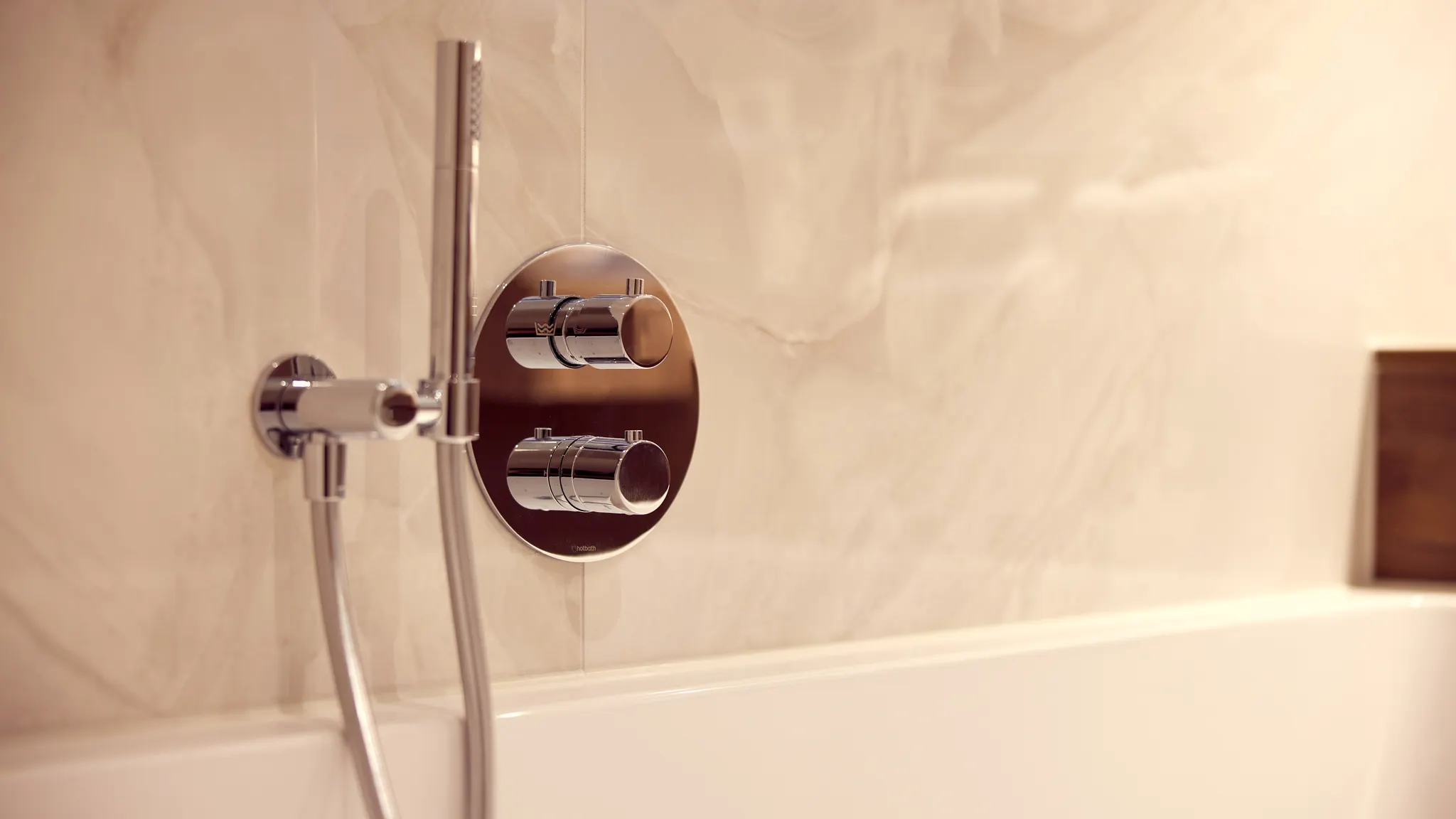 Luxe ligbad in de badkamer van een deluxe kamer bij Van der Valk Hotel Gorinchem-A15
