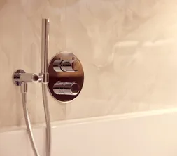 Luxe ligbad in de badkamer van een deluxe kamer bij Van der Valk Hotel Gorinchem-A15