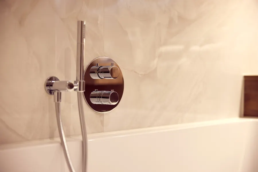 Luxe ligbad in de badkamer van een deluxe kamer bij Van der Valk Hotel Gorinchem-A15