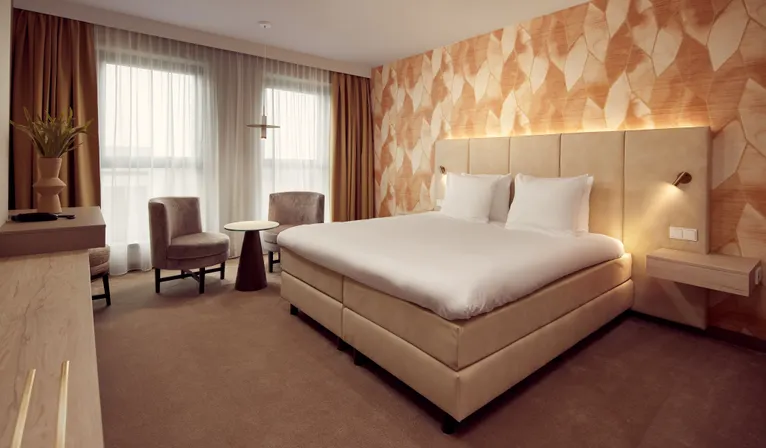Deluxe tweepersoonskamer met bed en gezellig zitgedeelte bij Van der Valk Hotel Gorinchem-A15