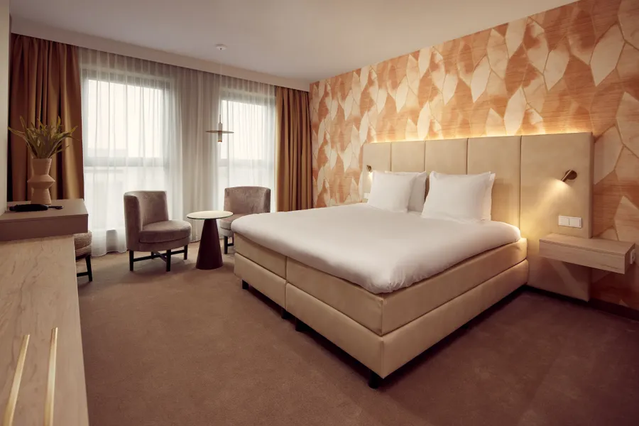 Deluxe tweepersoonskamer met bed en gezellig zitgedeelte bij Van der Valk Hotel Gorinchem-A15