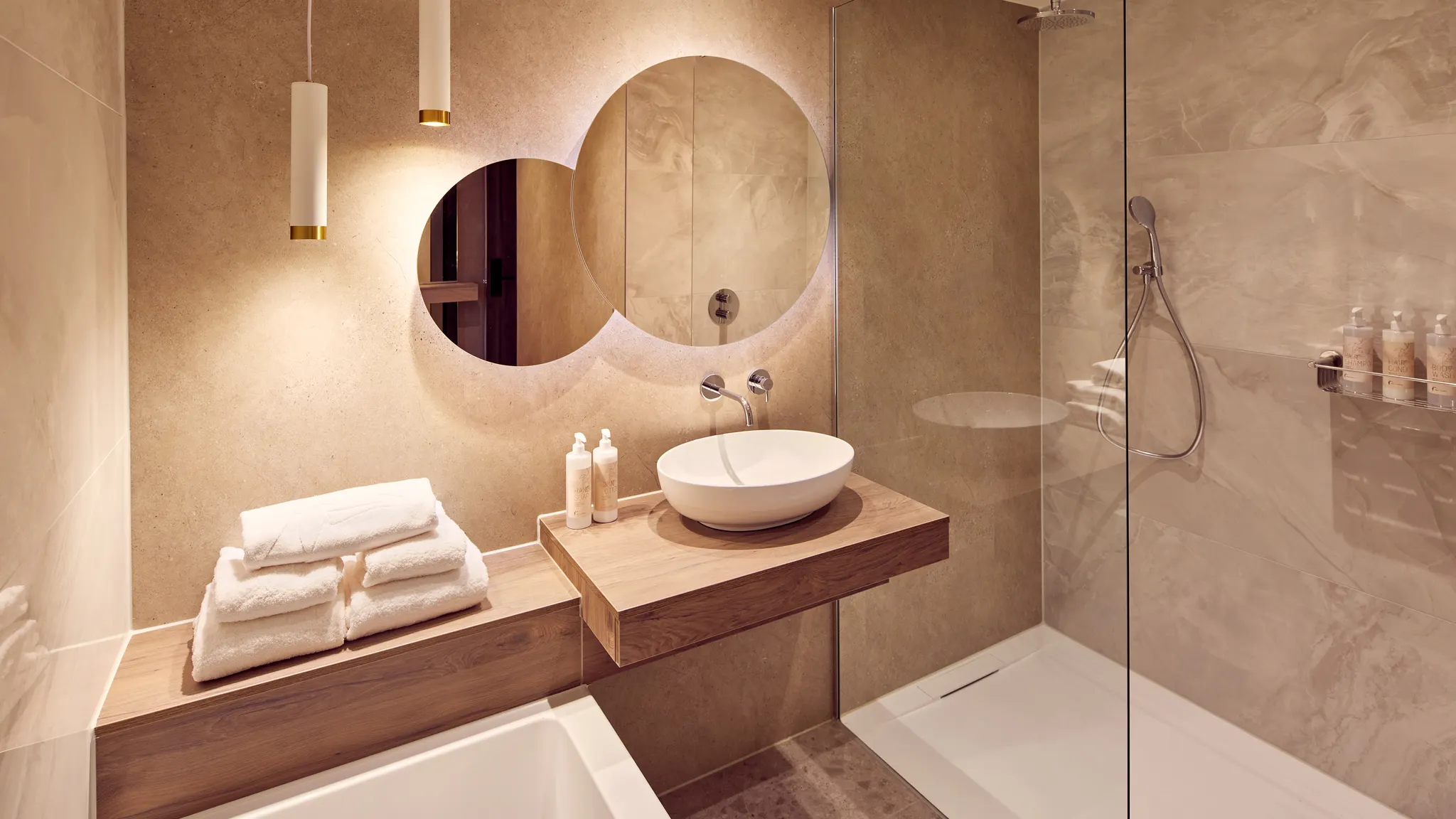 Luxe badkamer met regendouche en ligbad in een deluxe kamer van Van der Valk Hotel Gorinchem-A15