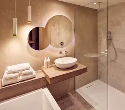Luxe badkamer met regendouche en ligbad in een deluxe kamer van Van der Valk Hotel Gorinchem-A15