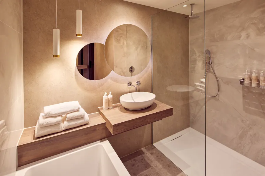 Luxe badkamer met regendouche en ligbad in een deluxe kamer van Van der Valk Hotel Gorinchem-A15