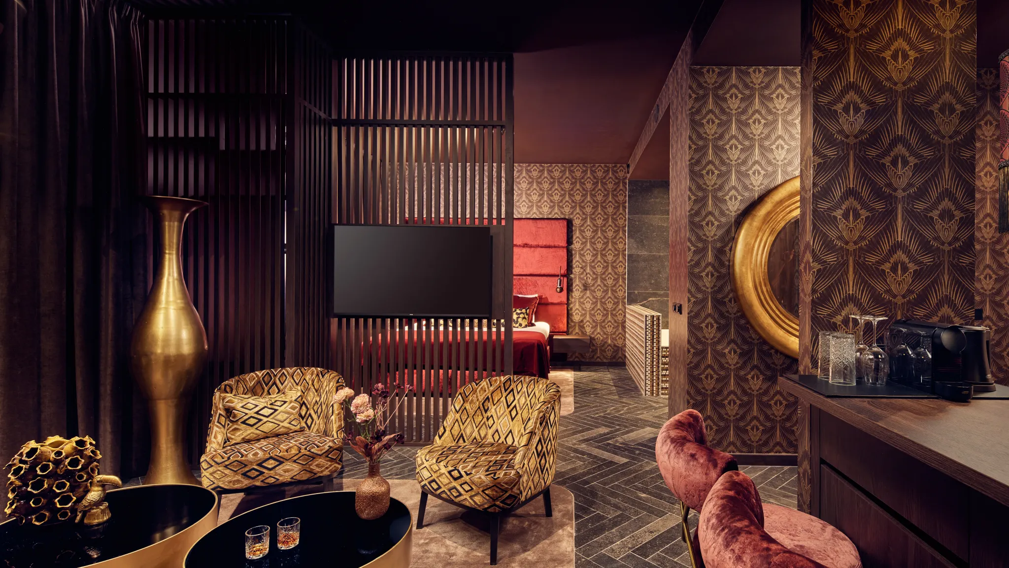 Tastefully furnished seating area in the Las Vegas Suite of Van der Valk Hotel Gorinchem-A15