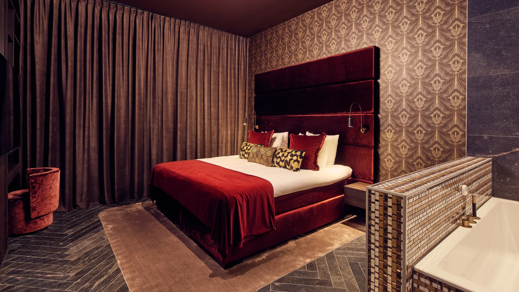 Charming suite with double bed and whirlpool bath at Van der Valk Hotel Gorinchem-A15