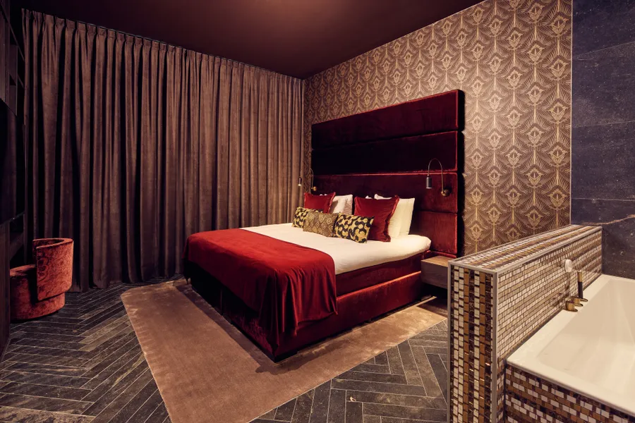 Sfeervolle suite met tweepersoonsbed en bubbelbad bij Van der Valk Hotel Gorinchem-A15