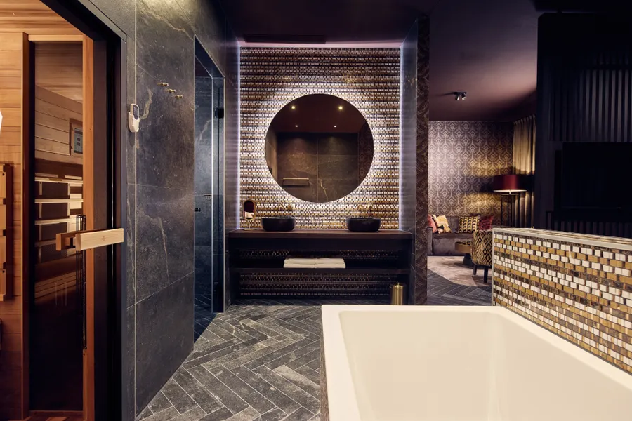 Exclusieve wellnessvoorzieningen met bubbelbad, infraroodcabine en dubbele wastafel bij Van der Valk Hotel Gorinchem-A15