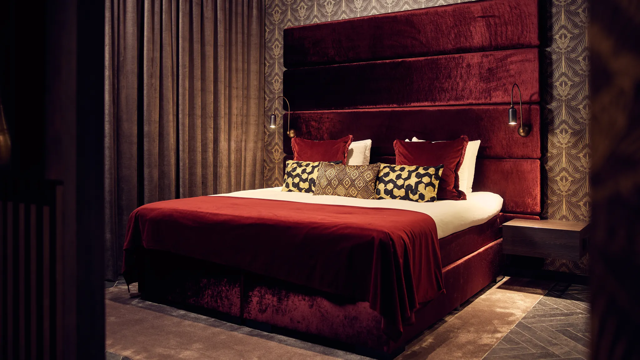 Las Vegas Suite with luxury themed decor at Van der Valk Hotel Gorinchem-A15