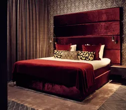 Las Vegas Suite with luxury themed decor at Van der Valk Hotel Gorinchem-A15