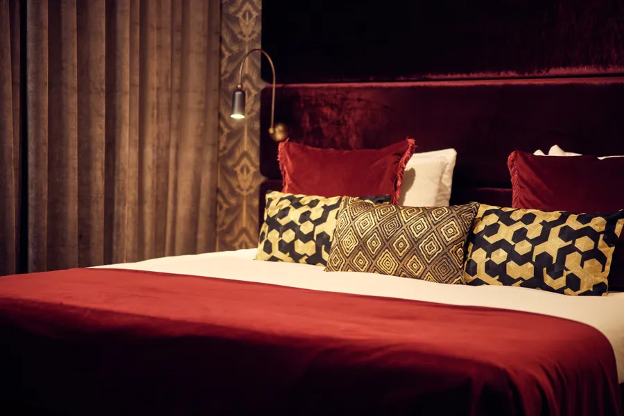 Stijlvol opgemaakt bed in de Las Vegas Suite van Van der Valk Hotel Gorinchem-A15