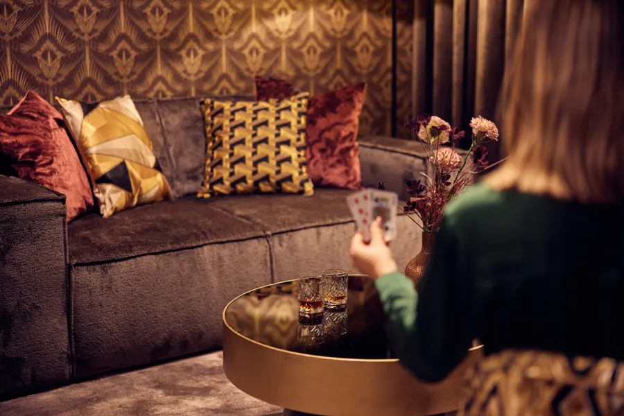 Sfeervol zitgedeelte met decoratieve kussens in de Las Vegas Suite van Van der Valk Hotel Gorinchem-A15