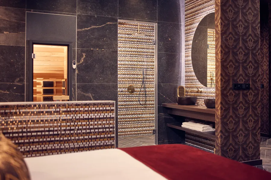 Moderne badkamer met infraroodcabine, regendouche en dubbele wastafel bij Van der Valk Hotel Gorinchem-A15