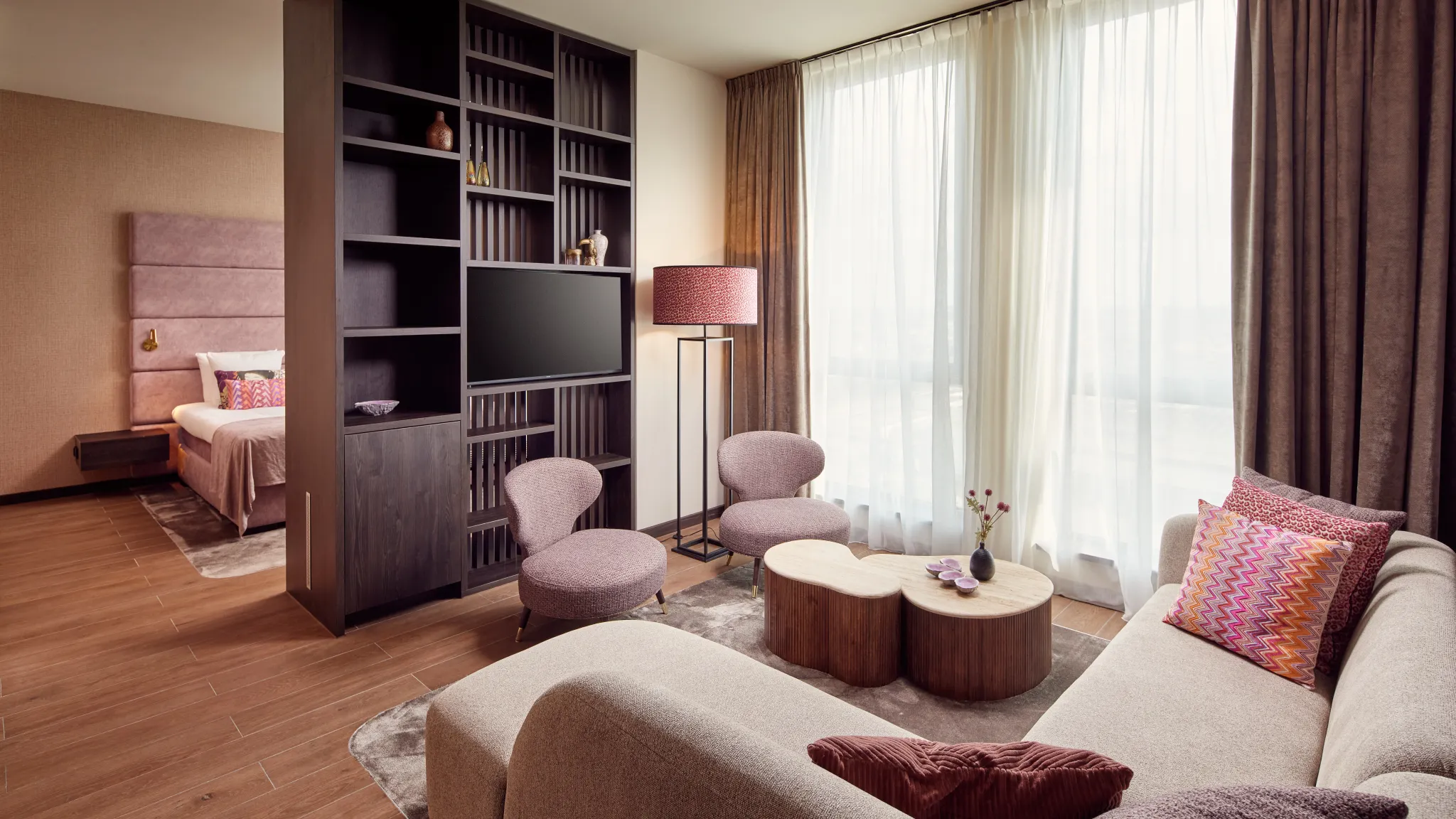 Gezellig ingerichte woonkamer in de Family Suite van Van der Valk Hotel Gorinchem-A15