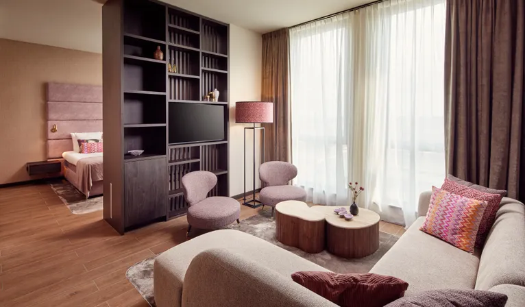 Gezellig ingerichte woonkamer in de Family Suite van Van der Valk Hotel Gorinchem-A15