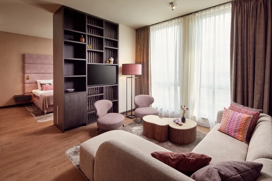 Gezellig ingerichte woonkamer in de Family Suite van Van der Valk Hotel Gorinchem-A15