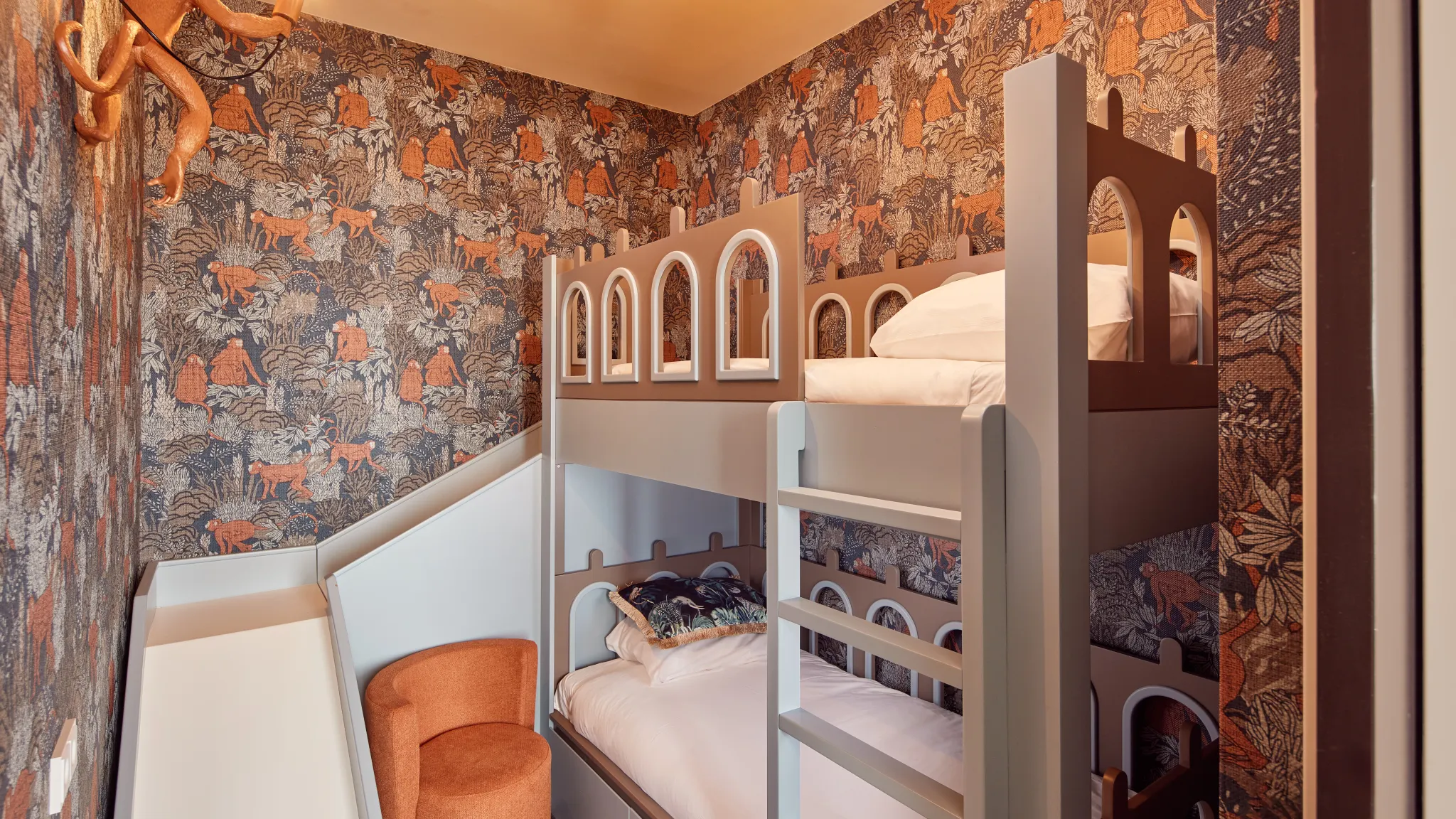 Kindvriendelijke slaapkamer met stapelbedden en glijbaan bij Van der Valk Hotel Gorinchem-A15