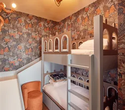 Kindvriendelijke slaapkamer met stapelbedden en glijbaan bij Van der Valk Hotel Gorinchem-A15