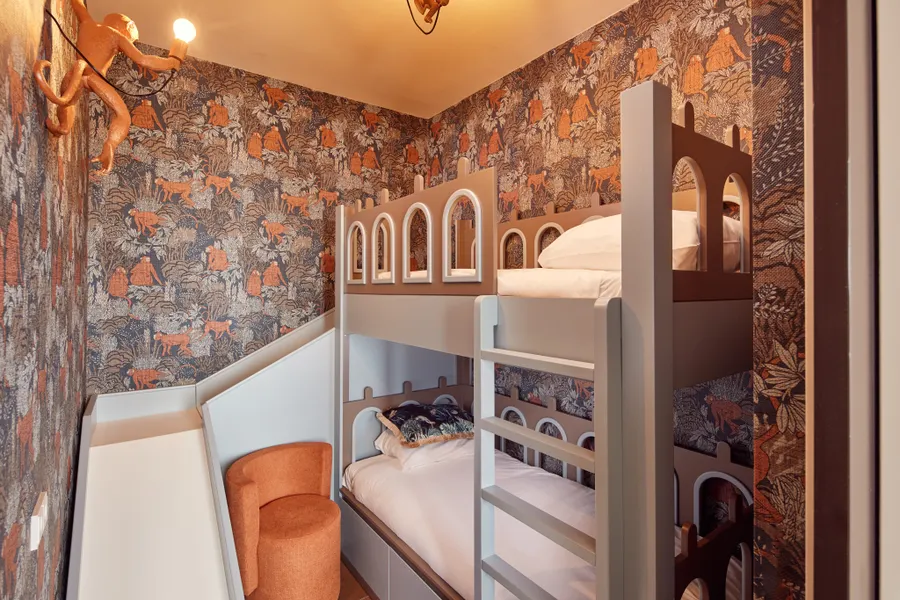 Kindvriendelijke slaapkamer met stapelbedden en glijbaan bij Van der Valk Hotel Gorinchem-A15
