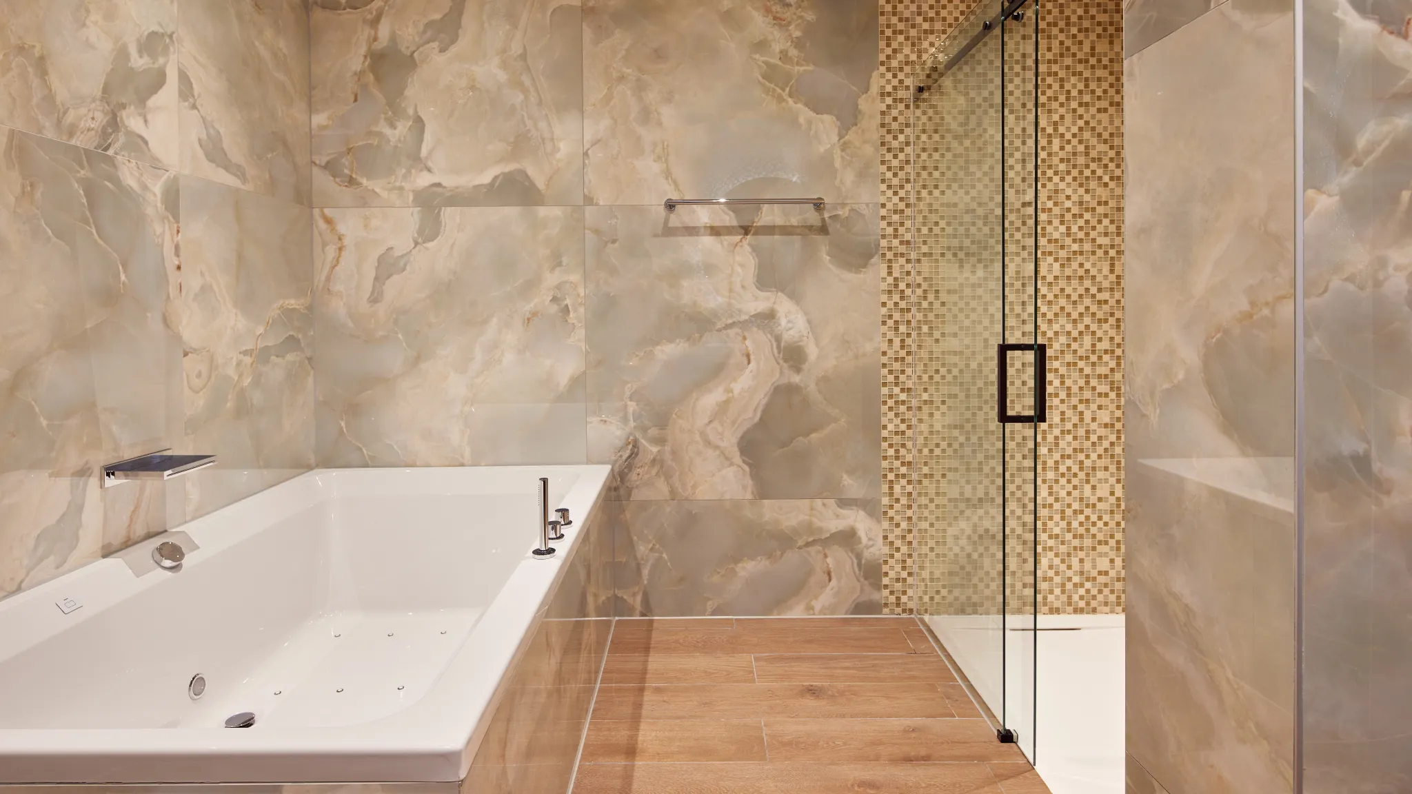 Ruime regendouche en bubbelbad in de luxe badkamer van de Family Suite bij Van der Valk Hotel Gorinchem-A15