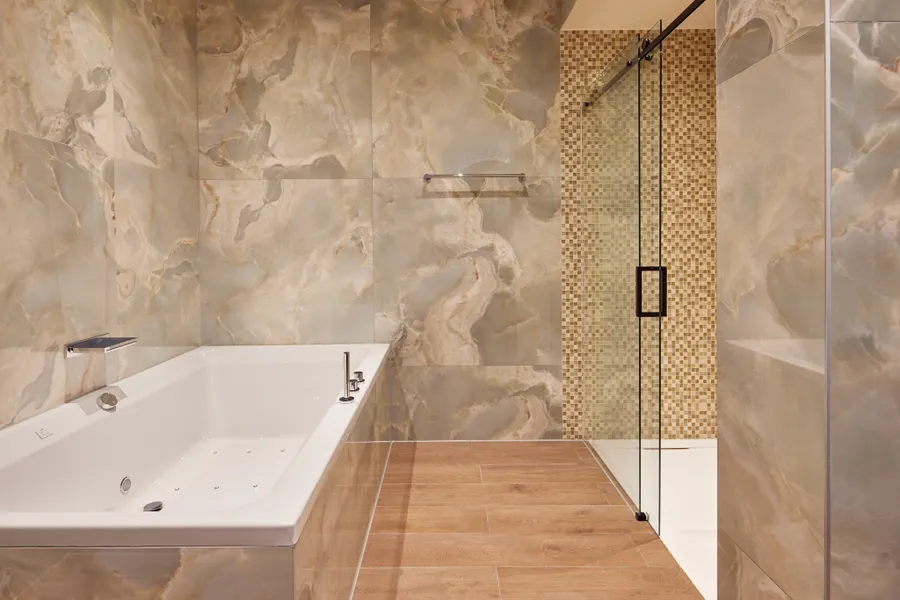 Ruime regendouche en bubbelbad in de luxe badkamer van de Family Suite bij Van der Valk Hotel Gorinchem-A15